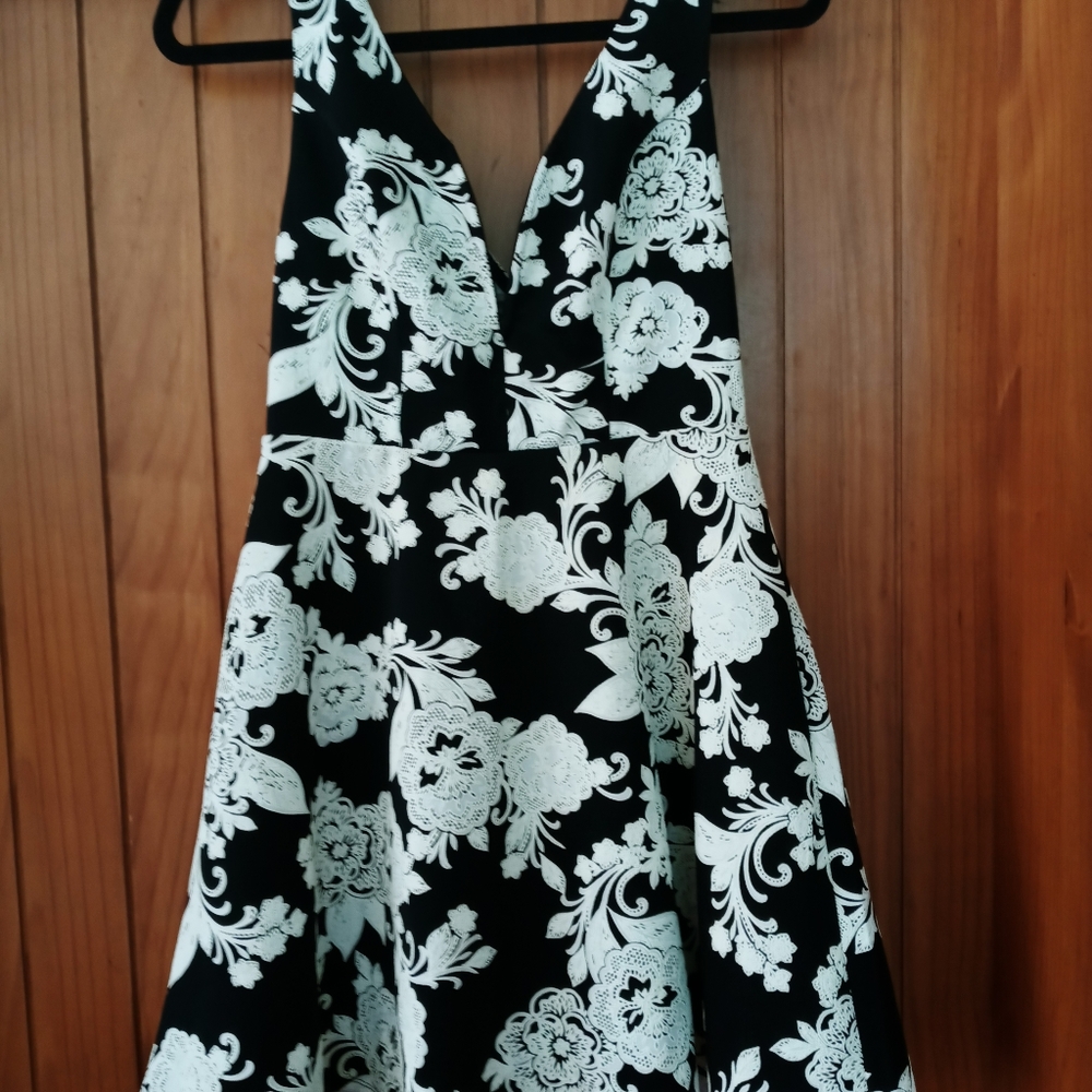Dress - Picture 2 of 4